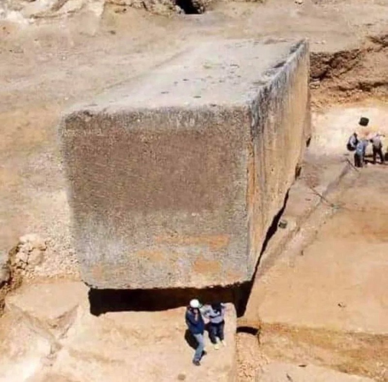 1-3-4 . یک قطعه سنگ استفاده شده در ساخت اهرام مصر .