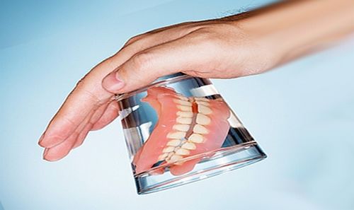 طریقه استفاده و نگهداری از دندان مصنوعی 